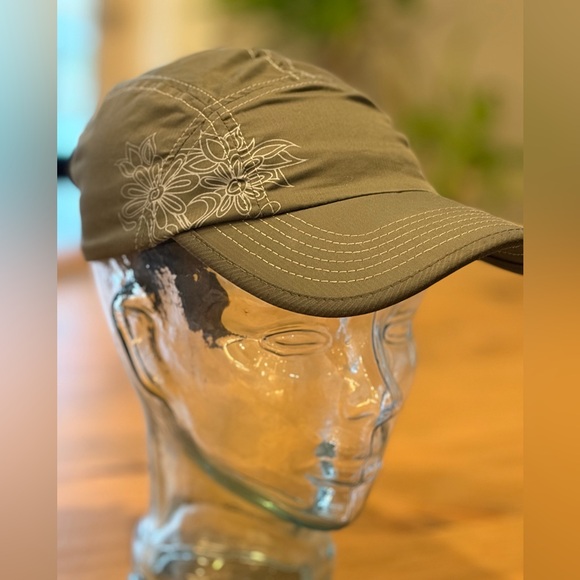 KÜHL Women's Performance Cap Olive/White Floral Embroidery - Picture 2 of 5